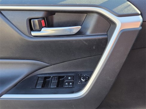 Used 2020 Toyota RAV4 XLE w/ Convenience Package image 24