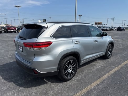 Used 2017 Toyota Highlander SE image 8