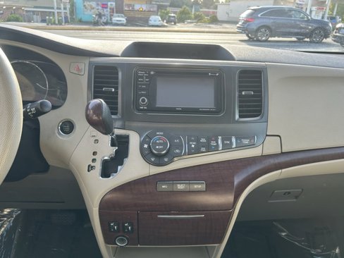 Used 2012 Toyota Sienna XLE image 10