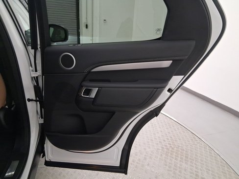 Used 2024 Land Rover Discovery Dynamic SE image 33