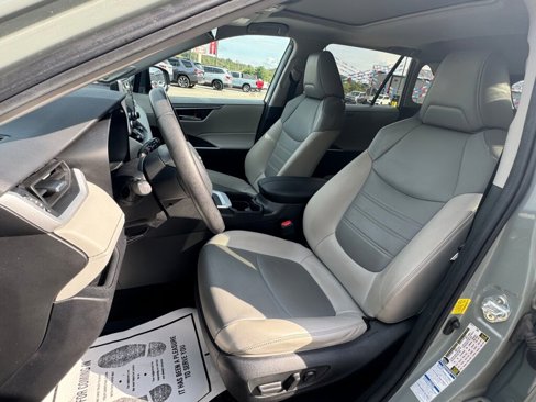Used 2021 Toyota RAV4 XLE Premium image 16