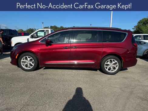 Used 2017 Chrysler Pacifica Touring-L w/ Tire & Wheel Group image 2