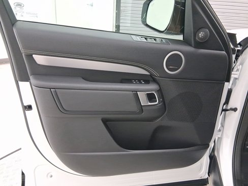 Used 2024 Land Rover Discovery Dynamic SE image 21