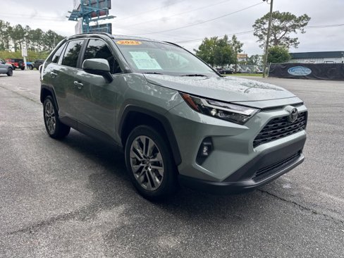 Used 2022 Toyota RAV4 XLE Premium image 7
