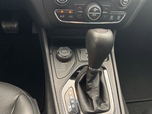 Used 2019 Jeep Cherokee Limited image 7