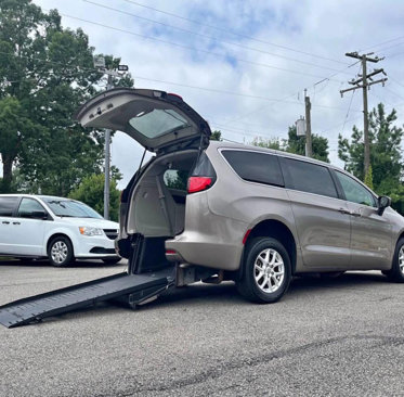 Used 2017 Chrysler Pacifica LX image 2