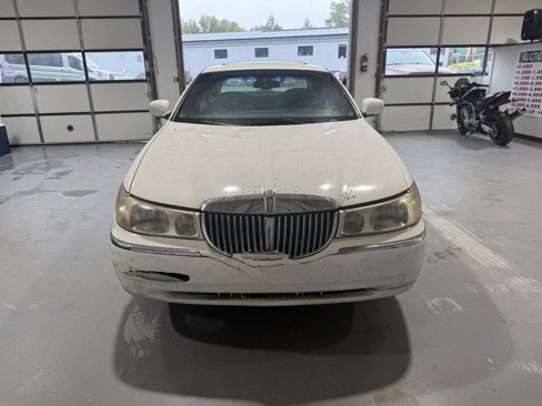 Used 1999 Lincoln Town Car Signature image 3