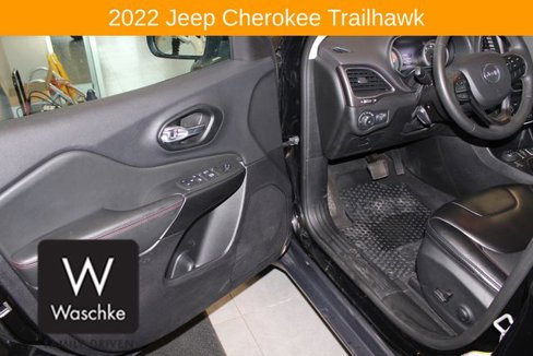 Used 2022 Jeep Cherokee Trailhawk image 14