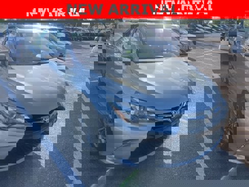Used 2017 Toyota Camry SE image 1
