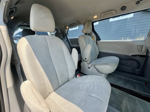 Used 2014 Toyota Sienna L image 16