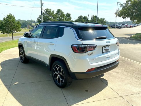 Used 2024 Jeep Compass Limited image 4