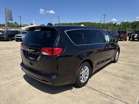 Used 2023 Chrysler Voyager LX image 7