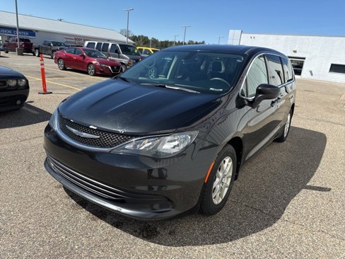 Used 2017 Chrysler Pacifica Touring image 6