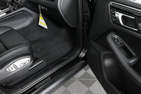 Certified 2025 Porsche Macan image 23
