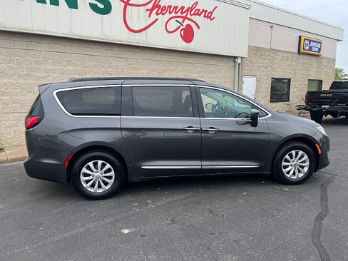 Used 2017 Chrysler Pacifica Touring-L image 8