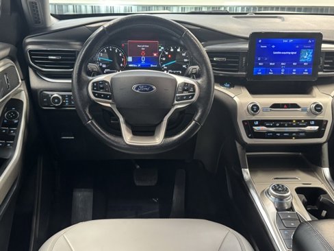 Used 2021 Ford Explorer XLT w/ XLT Sport Appearance Package image 3