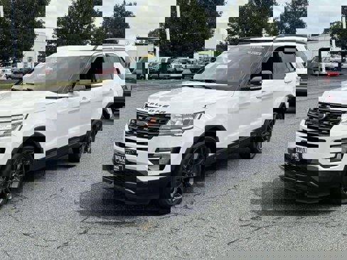 Used 2017 Ford Explorer XLT w/ Equipment Group 202A image 1