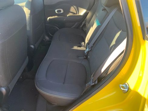 Used 2016 Kia Soul + image 10