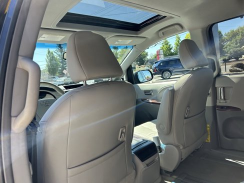 Used 2014 Toyota Sienna XLE image 25