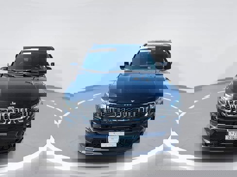 Used 2024 Jeep Compass Latitude image 3