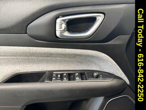 Used 2022 Jeep Compass Latitude w/ Sun and Sound Group image 8