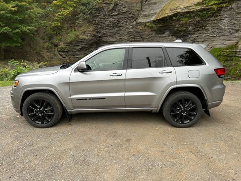 Used 2018 Jeep Grand Cherokee Altitude image 2