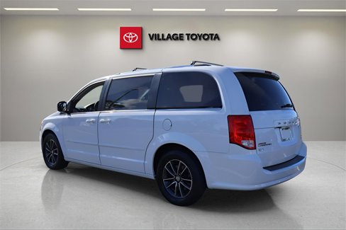 Used 2017 Dodge Grand Caravan SXT image 3
