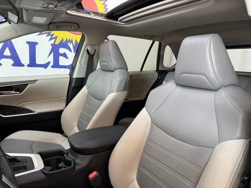 Used 2019 Toyota RAV4 XLE Premium image 5