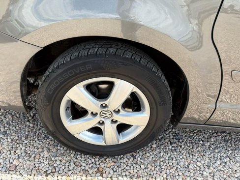 Used 2010 Volkswagen Routan SE image 40