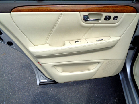 Used 2010 Cadillac DTS Platinum image 25