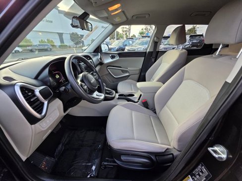 Used 2023 Kia Soul LX image 13