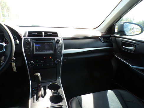 Used 2017 Toyota Camry SE image 10