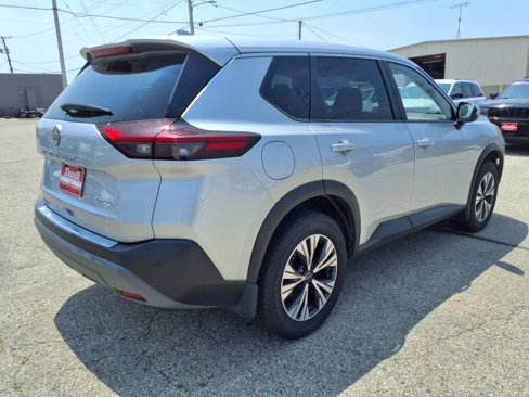 Used 2023 Nissan Rogue SV image 3