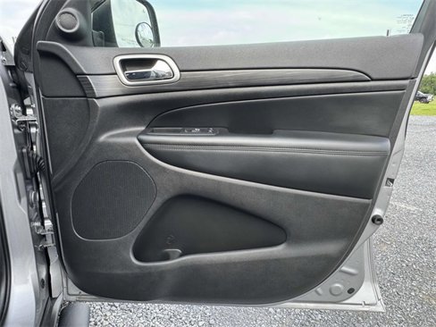 Used 2019 Jeep Grand Cherokee Laredo image 14