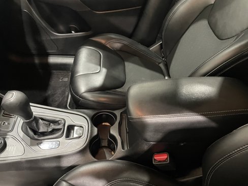 Used 2019 Jeep Cherokee Latitude Plus w/ Cold Weather Group image 32