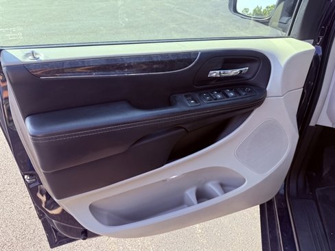 Used 2015 Chrysler Town & Country Touring image 17