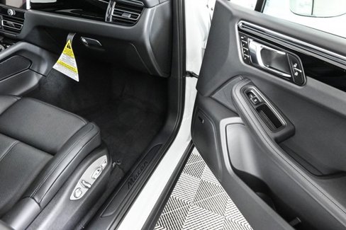 Certified 2025 Porsche Macan image 25