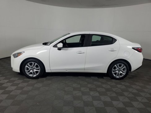 Used 2017 Toyota Yaris iA image 7