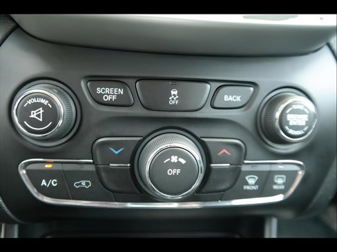 Used 2018 Jeep Cherokee Latitude Plus w/ Cold Weather Group image 18