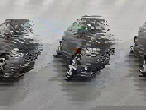 Used 2015 Ford Fusion SE image 2