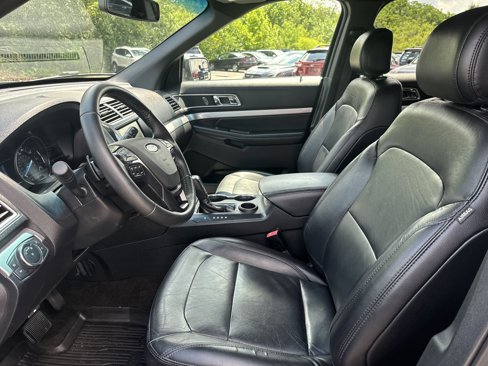 Used 2016 Ford Explorer XLT w/ Equipment Group 202A image 12