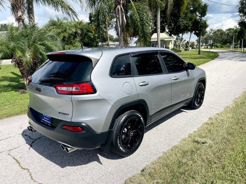 Used 2014 Jeep Cherokee Sport image 9