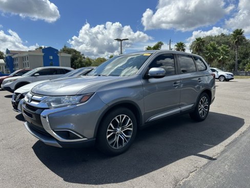 Used 2017 Mitsubishi Outlander SE image 2