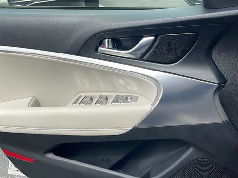 Used 2025 Genesis G70 2.5T image 26