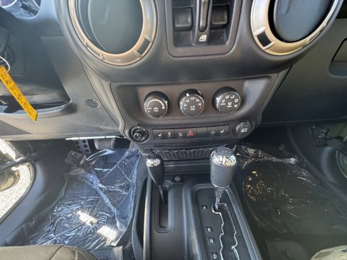 Used 2016 Jeep Wrangler Unlimited Sahara image 26