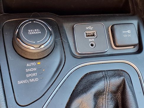 Used 2019 Jeep Cherokee Latitude Plus image 8