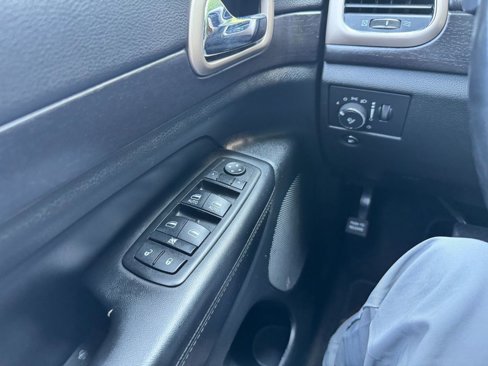 Used 2014 Jeep Grand Cherokee Laredo w/ 18" Wheel & 8.4" Radio Group image 30