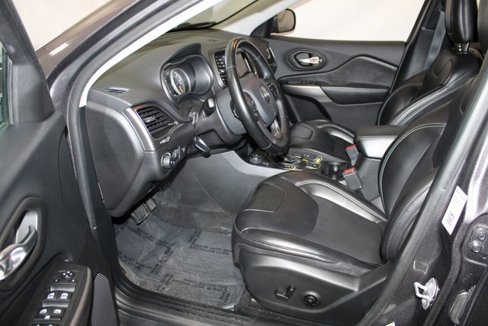 Used 2020 Jeep Cherokee Latitude Plus w/ Comfort/Convenience Group image 6