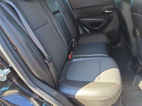 Certified 2022 Chevrolet Trax LT w/ Midnight Edition image 28
