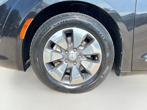 Used 2017 Chrysler Pacifica Platinum image 34